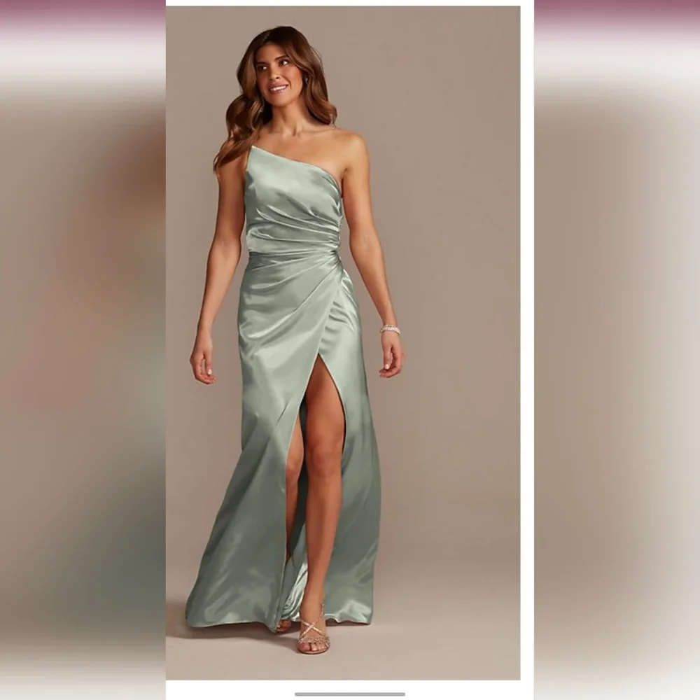 Robe - Picture 1 of 7